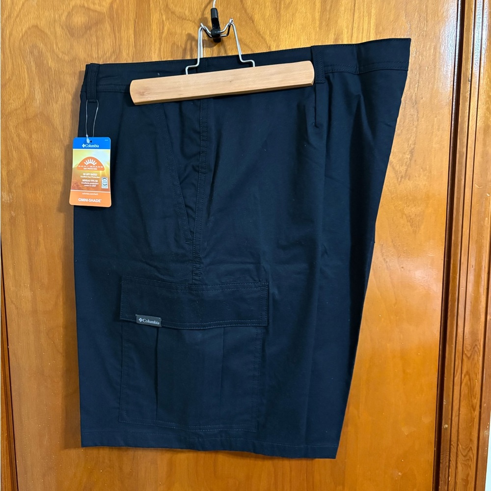NWT Men’s Columbia black cargo shorts 42” waist
